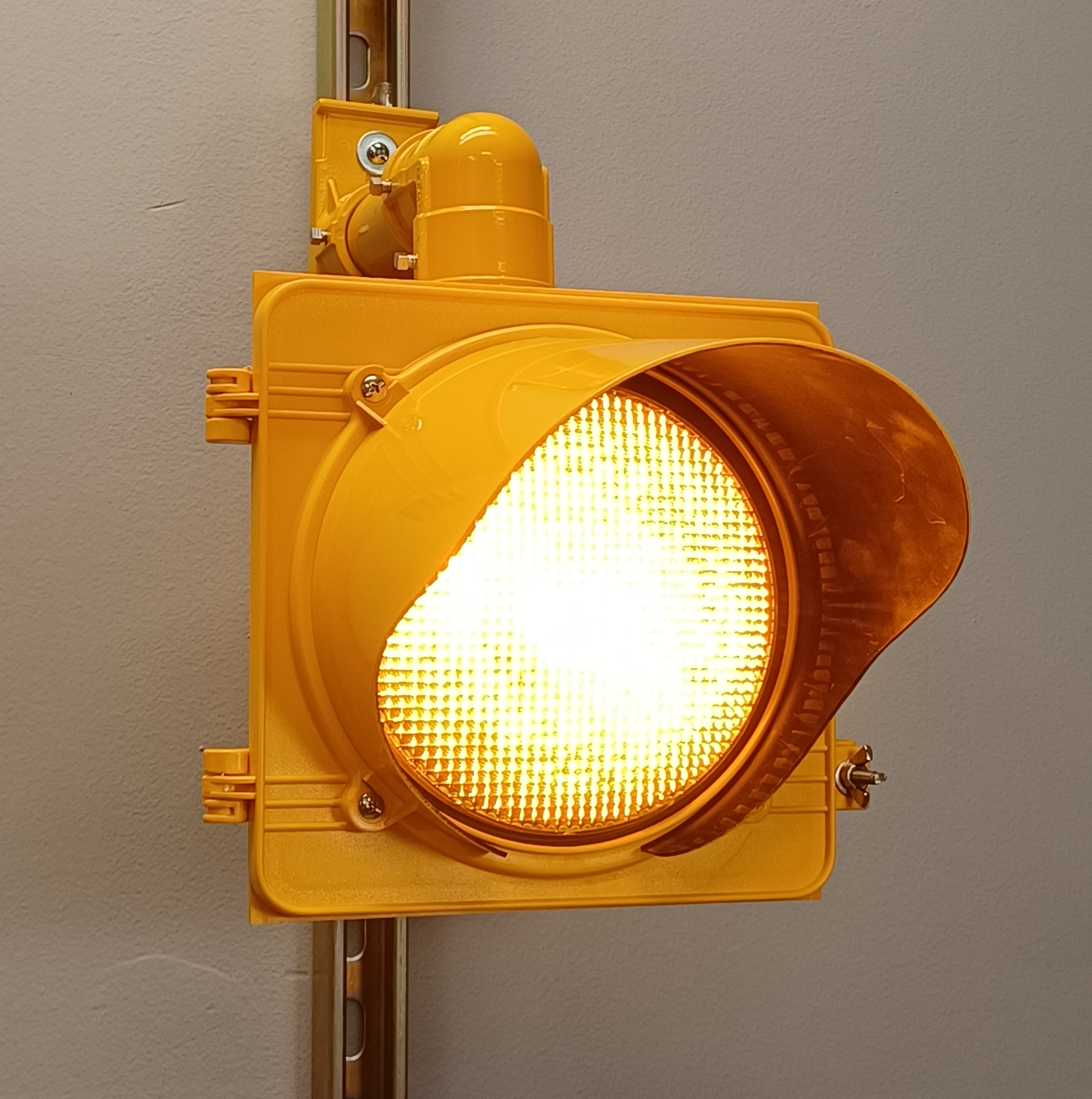 McCain ITE Single Poly Signal 8
