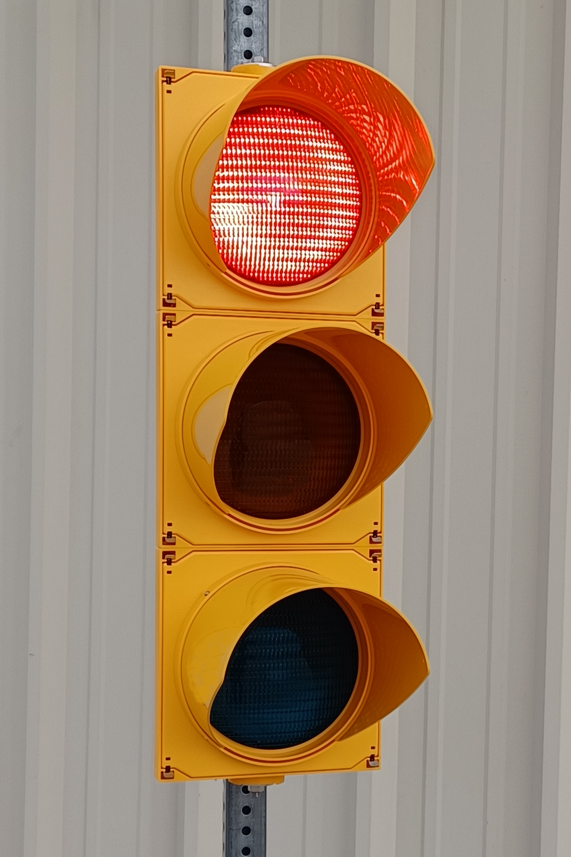 HPY200 LED traffic light, post mounted outside with red light on