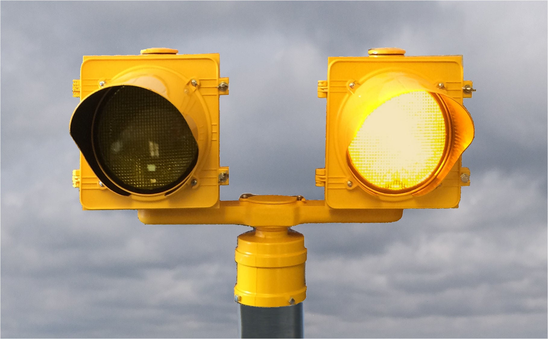 AC High Power Alternating Flasher AF1039L traffic signal flasher unit 
Light To Go Trafficlights.com Two yellow traffic lights on a pole