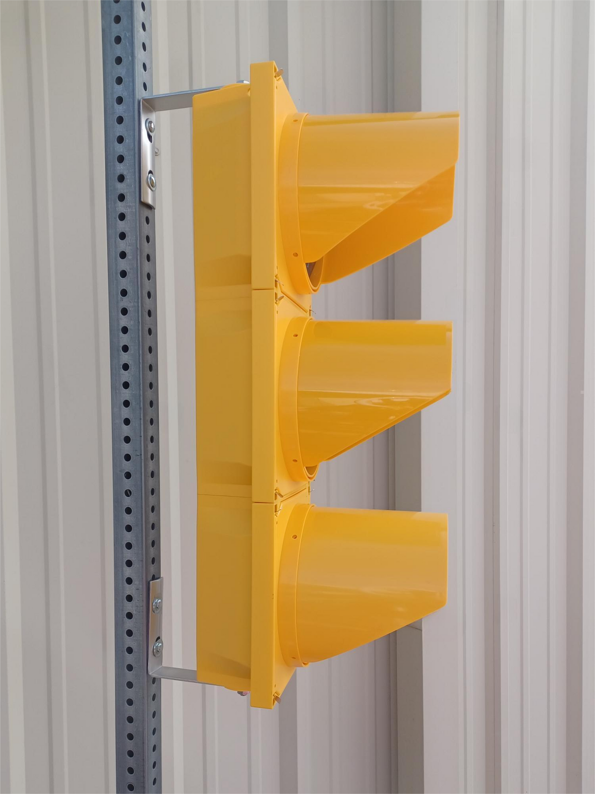 HPY200 RYG Signal mounting to square sign post