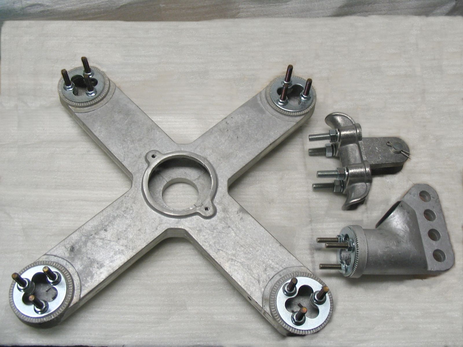 4 Way Mounting Hardware - Aluminum Bracket for 4-Way Intersections ...